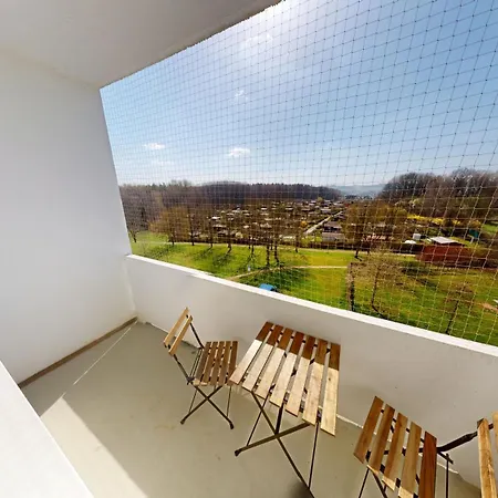 Grosszuegige Ferienwohnung, 350m Bis Zur Bushaltestelle, Wlan アパート